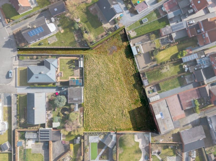 Op zoek naar een ruim perceel om jouw droomwoning te realiseren?<br />
In de rustige Hugo Verrieststraat in Meulebeke bieden wij een bouwgrond aan met
