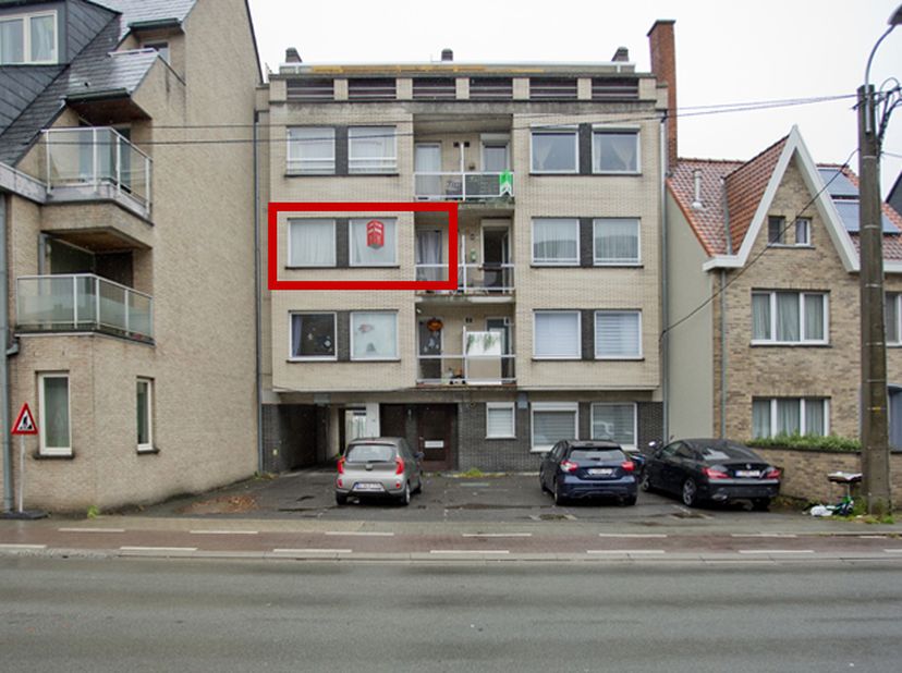 L'APPARTEMENT situé à Roulers, comprend un hall d'entrée, un débarras séparé, un salon et une cuisine indépendante, deux chambres, une salle de bains
