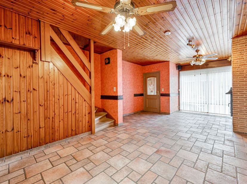 Deze op te frissen woning is gelegen in het centrum van Poperinge en heeft een uitweg achteraan het perceel.<br />
We betreden de woning langs de hal