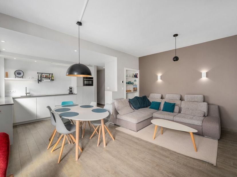 Appartement in hartje Koksijde-Bad, op wandelafstand van de zee en de zeedijk. Dit prachtig gerenoveerd appartement combineert een centrale ligging me