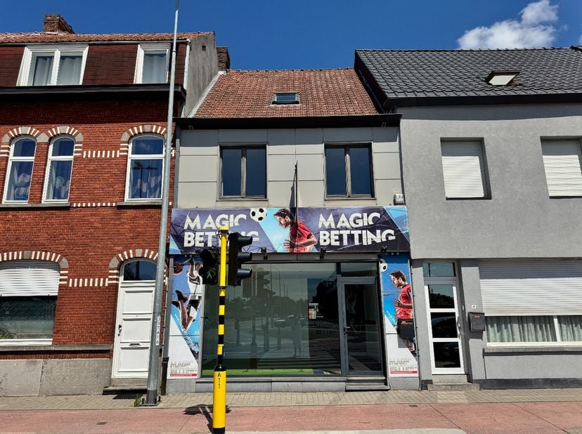 Dit handelspand biedt heel wat mogelijkheden dankzij de ruime indeling, de centrale ligging en de uitstekende visibiliteit.<br />
<br />
Bij het betre