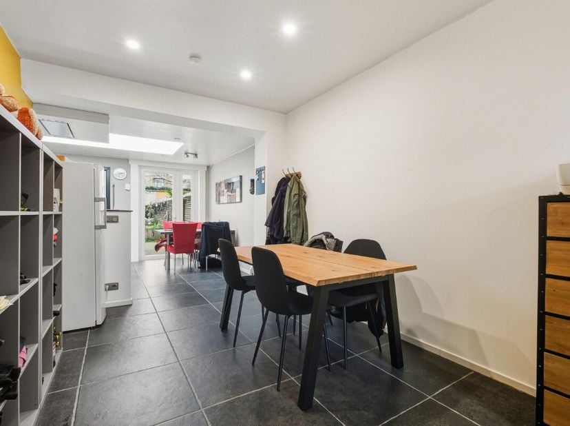 À vendre : maison mitoyenne prête à emménager dans la Vredestraat à Ostende, située dans un quartier résidentiel calme, à proximité des écoles et des