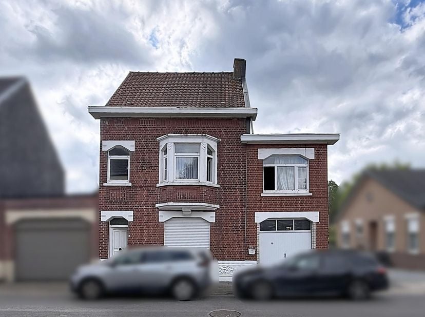 WOONHUIS MET GARAGE EN TUIN<br />
<br />
Op te frissen woning met garage en tuin, halfopen bebouwing. Kelder.<br />
Gelijkvloers: inkomhal, woonkamer,