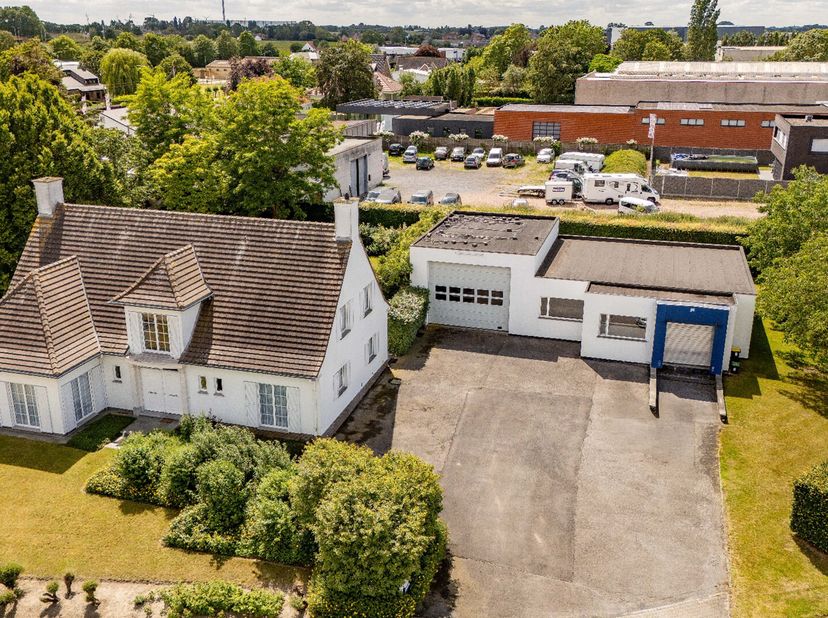 UNIEKE KANS!!! Ontdek deze PRESTIGIEUZE VILLA met LOODS (179m²) vlakbij centrum Pittem, met name in de Nijverheidsstraat 2. Dit op een perceel grond v