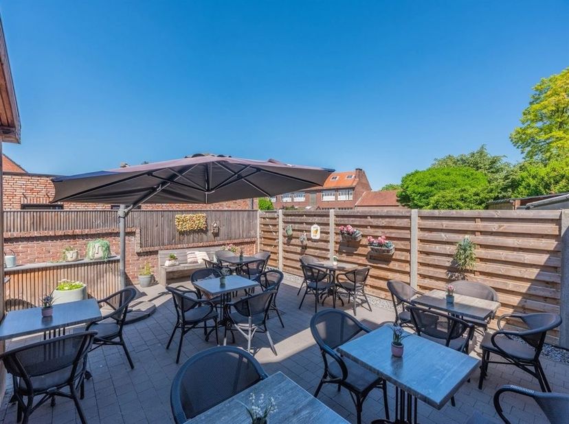 Charmante woning in gesloten bebouwing met ruim terras, tuin en bijhorende carport, volledig onderkelderd met inpandige garage, in het centrum.<br />