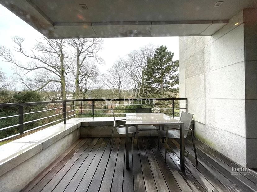 Gelegen vlakbij het Woluwe Park en het Tram Museum, biedt dit prachtig luxe appartement een oppervlakte van ongeveer 193 m². Het bevindt zich in een p