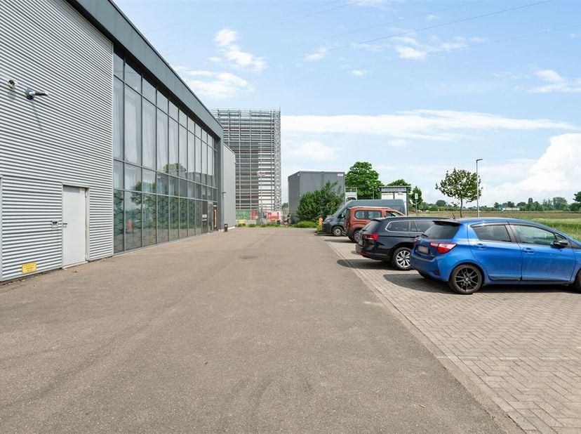 Ontdek deze ruime commerciële eigendom in Breendonk, perfect gepositioneerd voor uiteenlopende zakelijke doeleinden. Met een indrukwekkende bruikbare