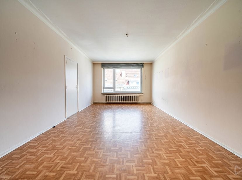 We Invest Ixelles vous présente cet appartement à rénover idéalement situé rue Paul Lauters, à proximité immédiate des commerces, transports et espace