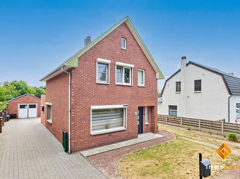 Deze instapklare woning is gelegen op een perceel van 11a11ca, op een groene locatie. <br />
Indeling gelijkvloers: inkomhal, woonkamer, bureau, keuke