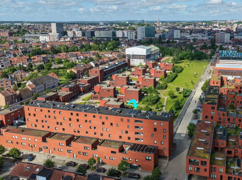Op de bovenste verdieping van een verzorgd gebouw in de Locomotievenstraat in Kessel-Lo bevindt zich dit lichtrijke appartement met twee slaapkamers,