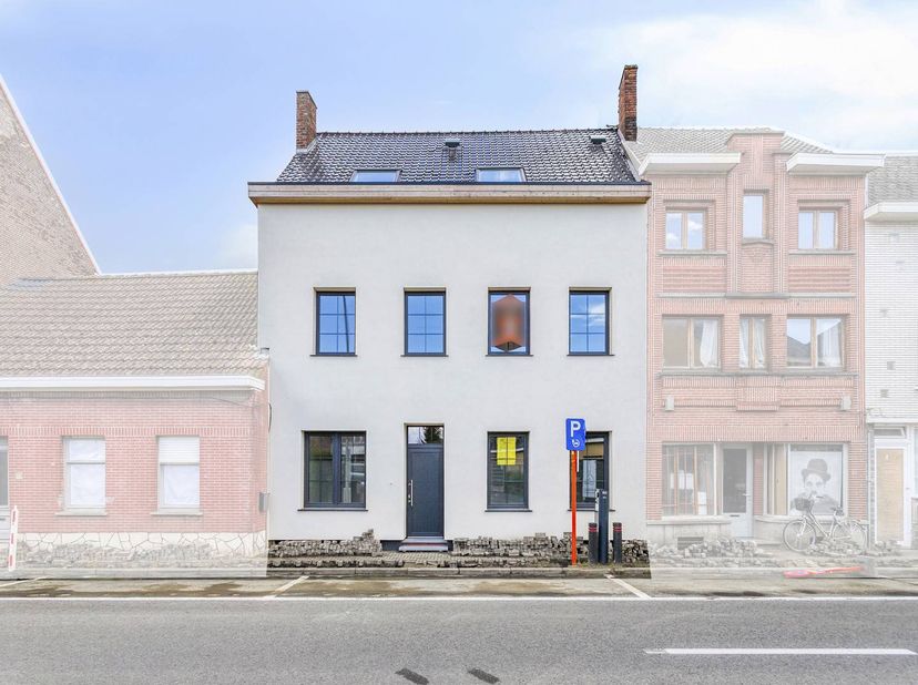 Bienvenue dans cette belle maison entièrement rénovée à Brakel. Cette propriété unique a subi une métamorphose totale entre 2024 et 2025, dans le souc