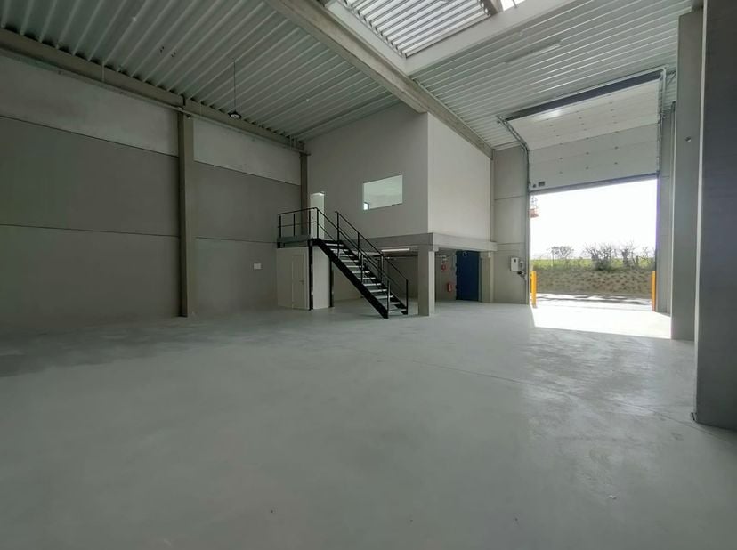 OPPORTUNITE UNIQUE POUR VOTRE ENTREPRISE <br />
Nouvelle construction offrant un espace de 226 m² avec 192 m² au sol et 34 m² en mezzanine<br />
LOCAL