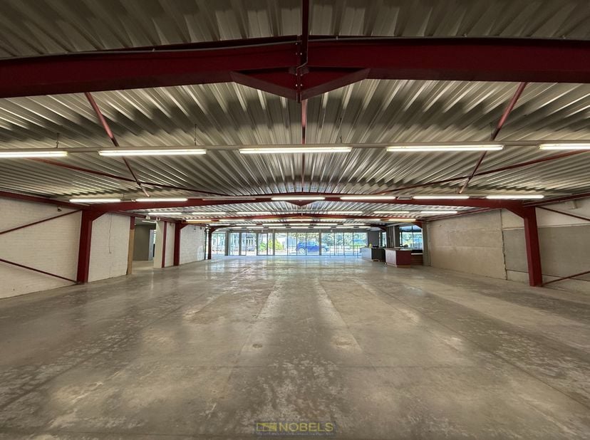 Prix en fonction du nombre de m² (négociable)<br />
<br />
Ce BÂTIMENT DE STOCKAGE moderne et facilement accessible offre DIVERS COMPARTIMENTS d'une s