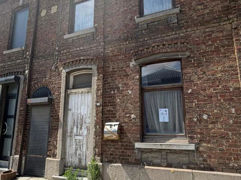 REF - 981 - Ensemble immobilier à Rénover/Réhabiliter. <br />
<br />
Habitation principale de ± 109 m² comprenant Salon, Séjour, Coin Cuisine, Salle d