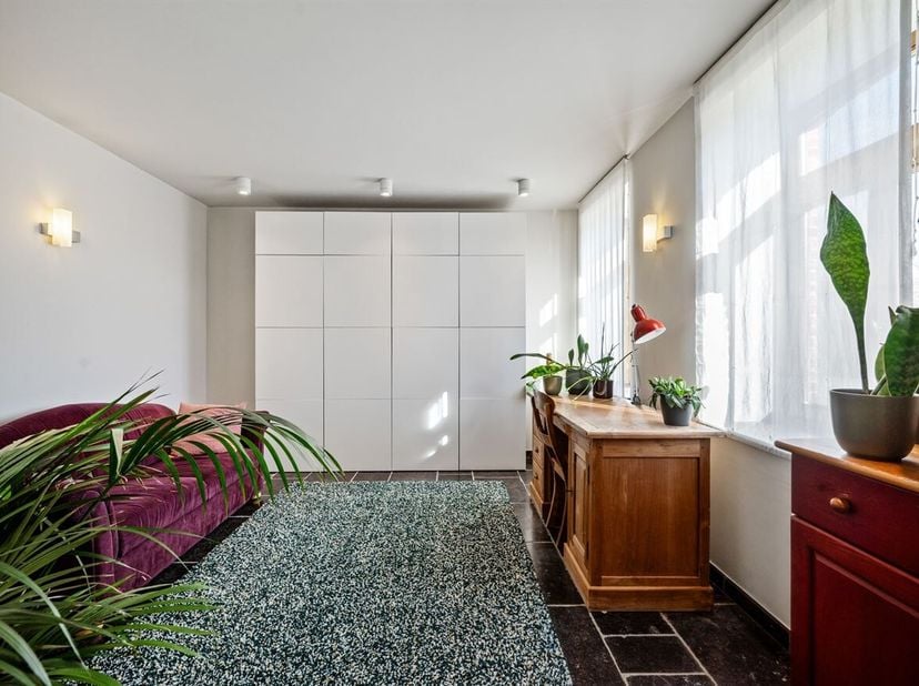 Cette propriété est située dans un cul-de-sac dans un quartier résidentiel particulièrement calme et verdoyant de Langdorp. L'atmosphère rurale assure