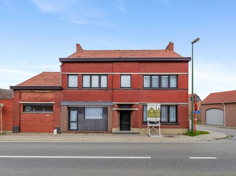 Bent u op zoek naar een ruime woning met tal van mogelijkheden en een centrale ligging? Deze open bebouwing, gebouwd in 1946 en gelegen aan de Steenwe