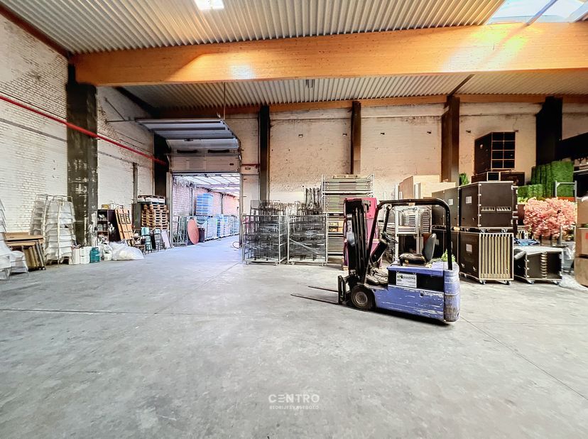 Benaderende OPPERVLAKTEN:<br />
Magazijn: ± 1.961m²<br />
Toegangsweg: ± 268 m²<br />
<br />
INDELING:<br />
Overdekte toegangsweg voor oplegger.<br /