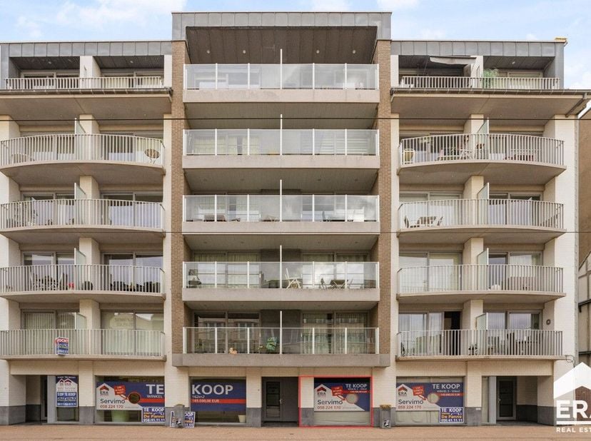 La Panne: Rez-de-chaussée commercial spacieux près du centre: La surface commerciale est située dans la résidence "Akina" récemment construite, à deux