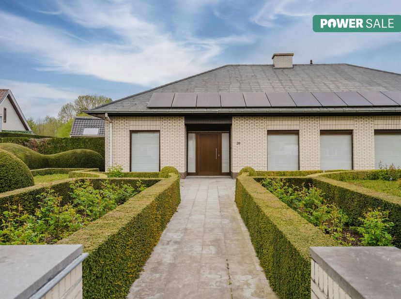 INDELING: <br />
<br />
GV.: <br />
- inkomhal met gastentoilet<br />
- ruime, lichtrijke leefruimte met open haard<br />
- ingerichte keuken<br />
-