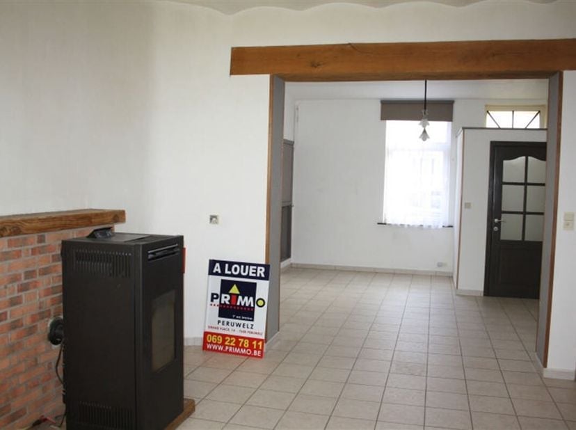 Maison dhabitation 2 chambres avec jardinet sise au coeur du village de Blaton.<br />
Le bien offrant une superficie habitable de +/-105 m² hors greni