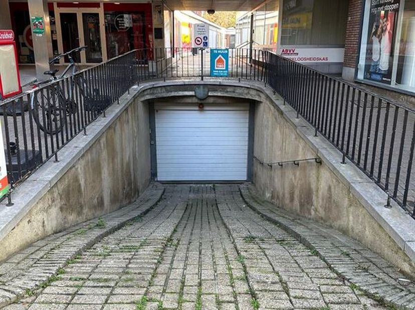Deze garagebox bevindt zich vooraan in de Leuvensestraat. Te huur voor 85 EUR/maand.<br />
Er is een afstandsbediening voor het openen van de ingangsp