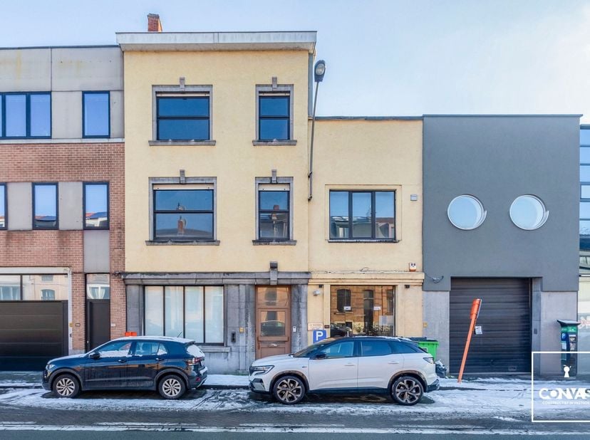 Dit gebouw is gelegen aan de binnenring van Gent, waardoor u een vlotte verbinding heeft naar Gent Centrum, de R4 en N9. Daarnaast zijn verschillende