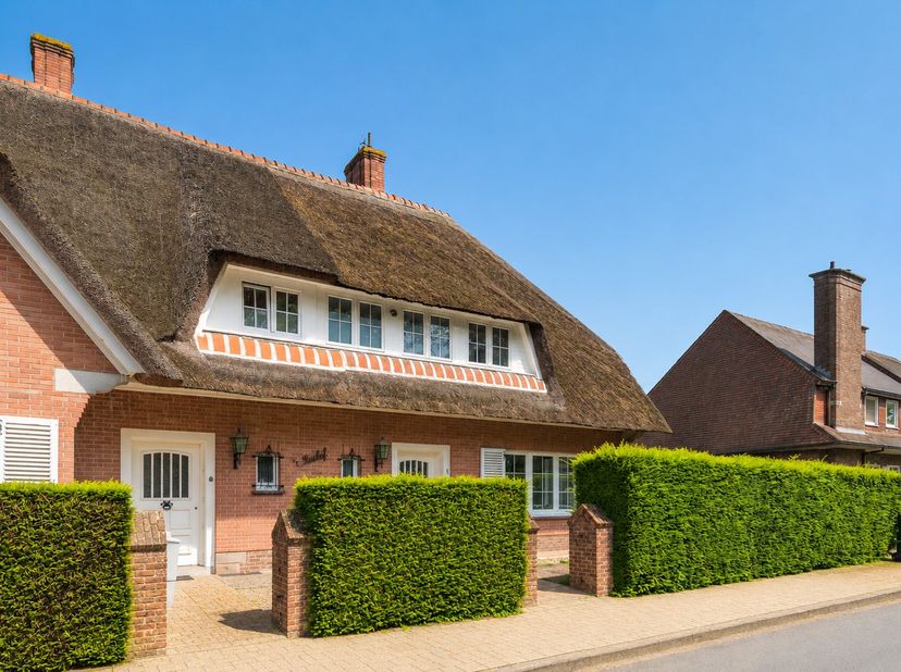 In de gegeerde villawijk 't Motje te Roeselare bevindt zich deze karaktervolle halfopen woning met 3 slaapkamers, garage, westgerichte tuin en authent