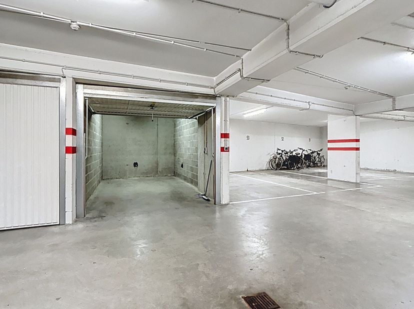 Un box garage spacieux au niveau -2, idéal pour votre voiture et/ou un espace de rangement supplémentaire. Sécurisé, pratique et facilement accessible