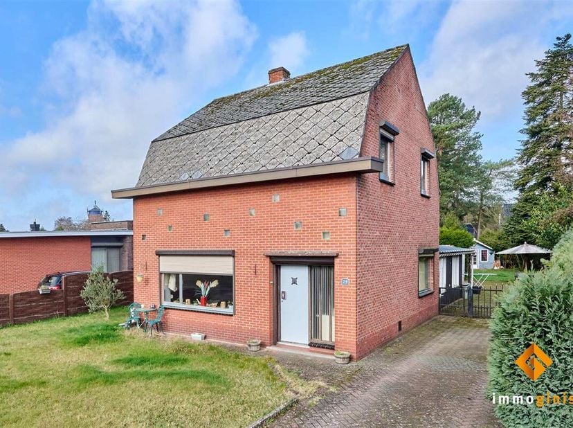 Deze knusse, te renoveren woning is gelegen op een mooi perceel van 8a62ca. <br />
Indeling gelijkvloers: inkomhal, woonkamer, keuken, badkamer met ap