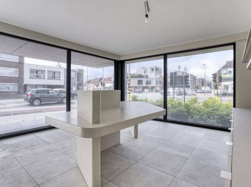 Dit nieuwbouw commercieel pand heeft een totale oppervlakte van ca. 117m². Het pand is heel energiezuinig (label A, E-peil 17). Er is ook een tuin van