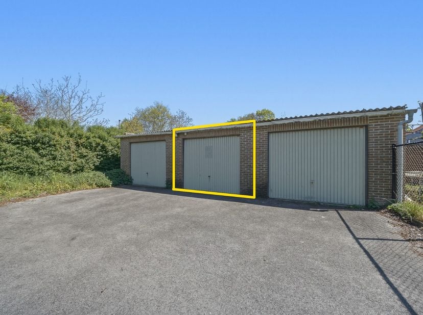 Op zoek naar de perfecte parkeeroplossing in Oudenburg? Dan is dit uw kans!<br />
<br />
In het centrum van Oudenburg bevindt zich deze ruime garagebo