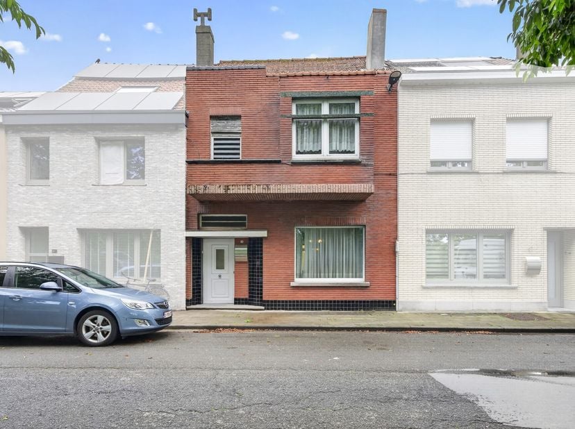Cette maison mitoyenne, qui ne demande qu'un léger rafraîchissement, est située dans un endroit calme entre Zandvoorde et Ostende. La propriété offre