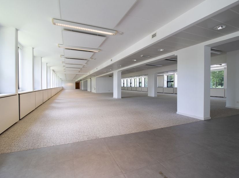 DOLCE LA HULPE <br />
Site exceptionnelle, de très haut de gamme, totalement remis à neuf<br />
Site et espaces totalement rénovés bénéficiant d'un ch
