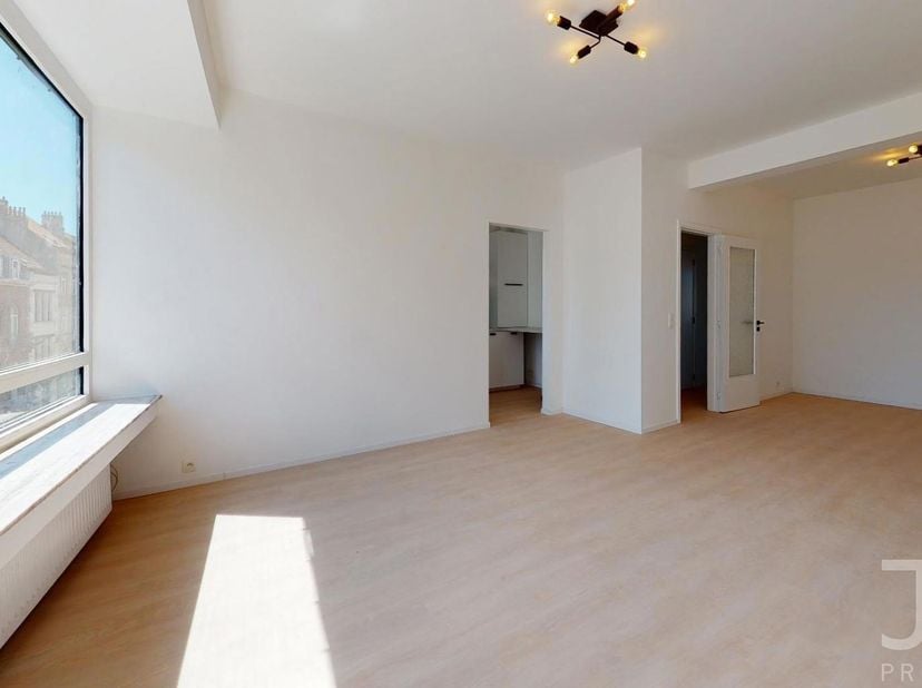 Visite virtuelle disponible en cliquant sur le logo 360°.<br />
Idéalement situé à deux pas de la maison communale dans un quartier vivant, J&amp;amp;J Pr