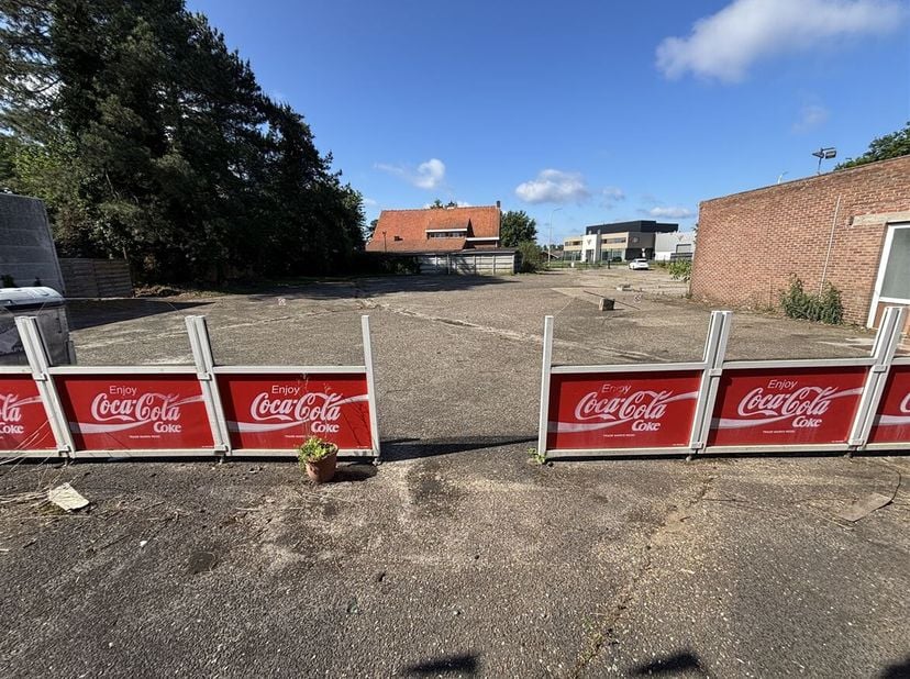 Bedrijfspand met toonzaal &amp; verschillende opslagruimtes<br />
Ligging: Perfect gelegen, vlakbij oprit E313 Geel west<br />
Indeling: Toonzaal, burelen