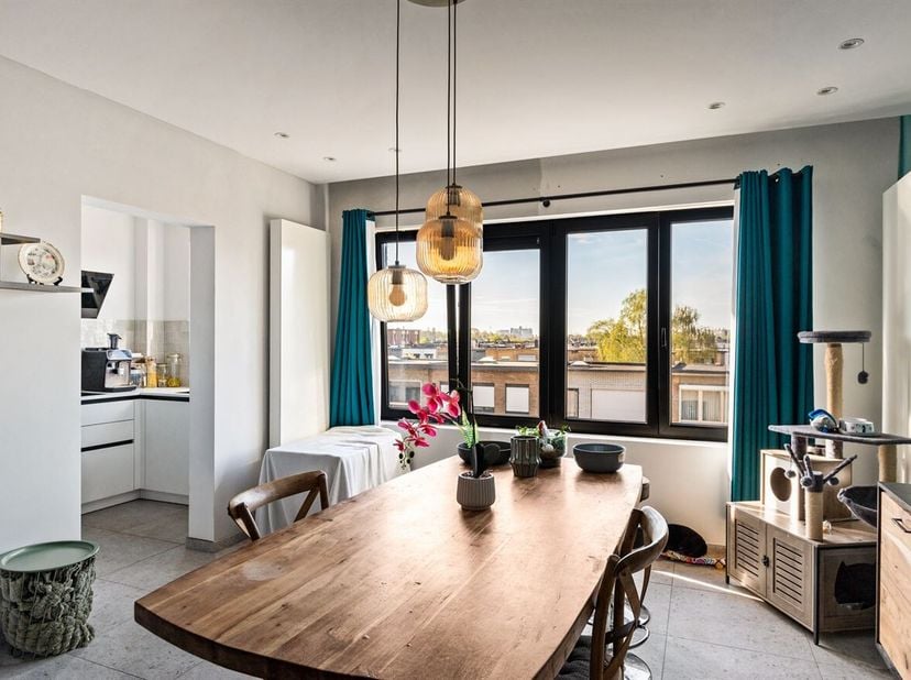 Gerenoveerd appartement met 2 slaapkamers, terras en garagebox!<br />
Ligging: Dit prachtig appartement is centraal gelegen in een zeer gegeerde buurt