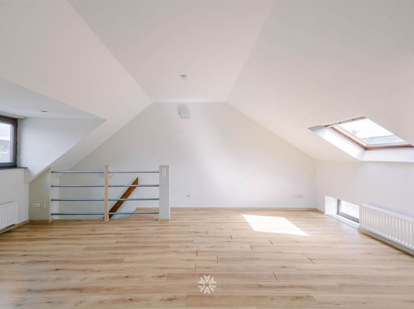 LEDEBERG - Ruim duplex-appartement met een slaapkamer<br />
<br />
Gelegen in de Hilarius Bertolfstraat te Ledeberg, vinden we dit licht op te friss