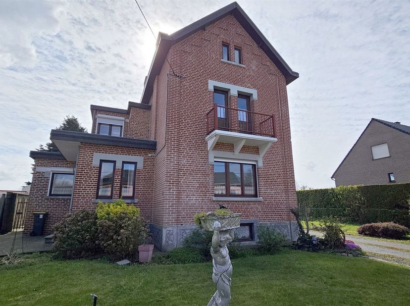 - SOUS OPTION - PLUS DE VISITES Prix: Offre à partir de 305.000 euros, frais d'agence non inclus et à charge de l'acquéreur.<br />
<br />
Maison à r