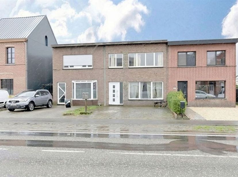 JACQ. Real Estate stelt u met plezier deze instapklare en ruime gezinswoning met 4 slaapkamers voor in Nijlen. De woning geniet van een gunstige liggi