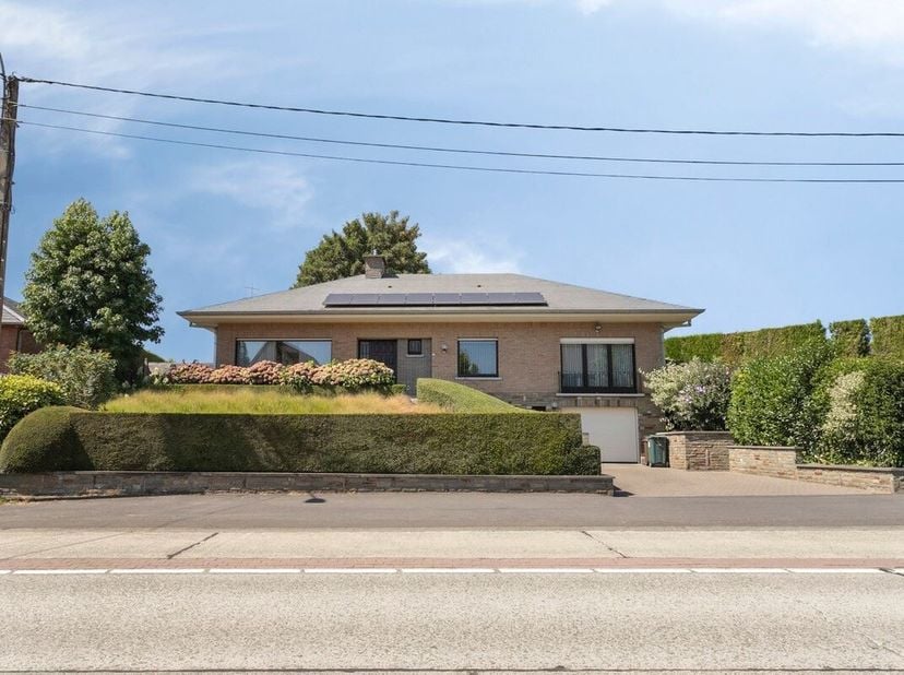 Maison très bien entretenue comprenant 3 chambres et une piscine.<br />
On accède à la maison par un vaste hall d'entrée doté de toilettes pour invité