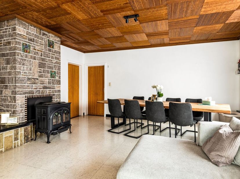 Deze charmante en instapklare open bebouwing in Lokeren is gelegen op een ruim perceel van 13a 87ca en combineert comfort, ruimte en functionaliteit.