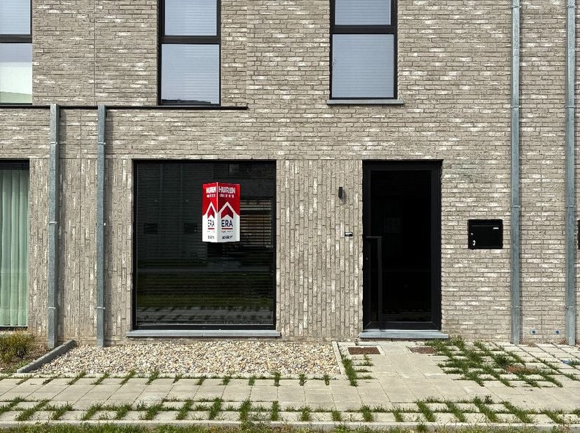 Te huur: moderne gesloten bebouwing in Beveren-Leie, gebouwd in 2024 en gelegen in een rustige, groene woonkern. Deze energiezuinige woning (EPC-label