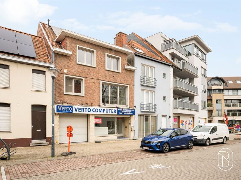Op een uitstekende commerciële ligging in het centrum van Stasegem bevindt zich deze veelzijdige eigendom waar wonen en werken perfect gecombineerd ku
