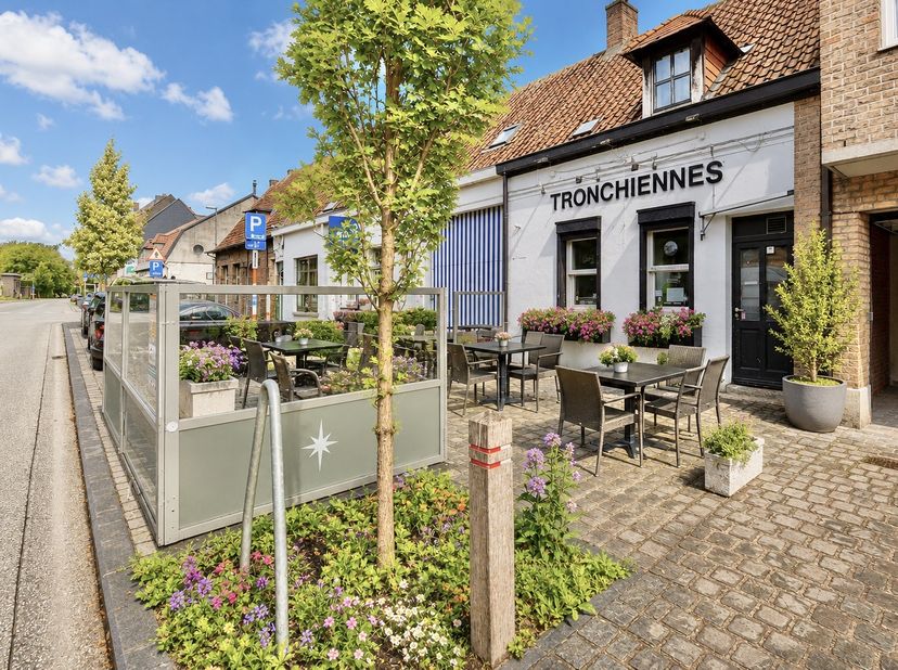TOPLOCATIE IN DRONGEN! BIEDEN VANAF 250.000 EUR !<br />
Wilt u uw handelszaak vestigen op een plek met karakter, uitstraling en natuurlijke passage? O