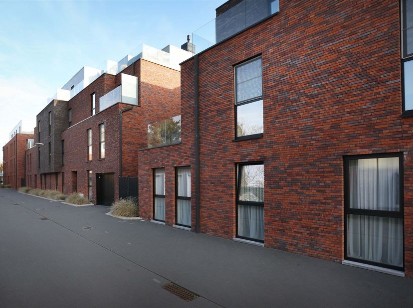 Autostaanplaats midden in het centrum van Hoeselt!<br />
<br />
Midden in de gezellige dorpskern van Hoeselt bevindt zich het gloednieuwe project re