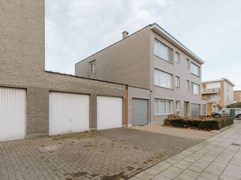 Gunstig parkeren in de groene en sportieve omgeving van Merksem. Je geniet van een uitstekende ligging met een vlotte bereikbaarheid. Geschikt voor he