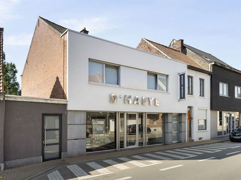Een VOLLEDIG UITGERUST handelspand met winkelruimte, atelier en een aparte perfect onderhouden RUIME WONING. TOPGELEGEN vlakbij het centrum van Meuleb
