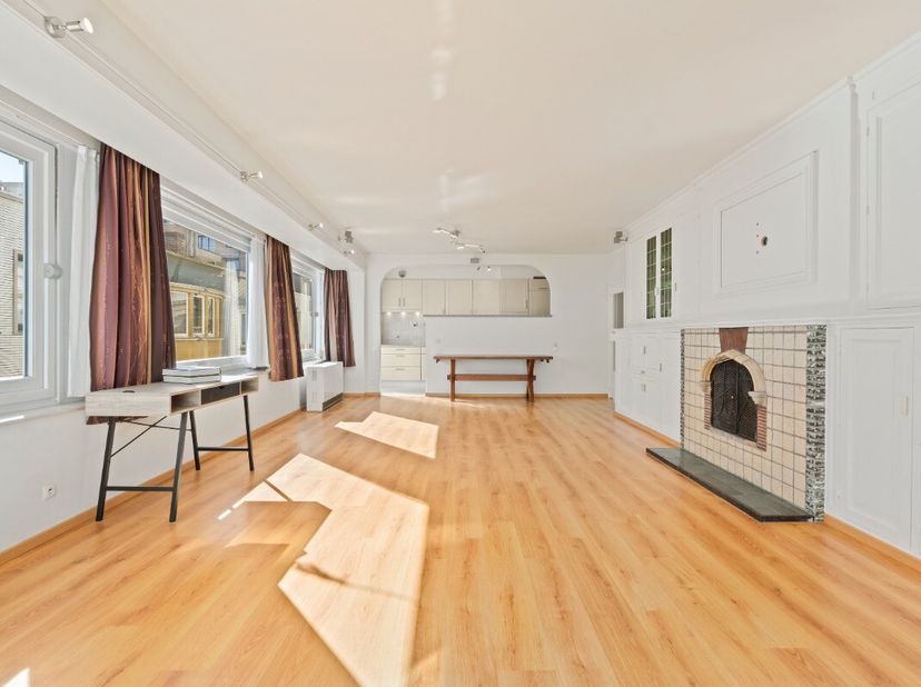 À vendre : appartement de coin au cur dOstende, à seulement 100 mètres de la digue. Cet appartement (construction 1972) se situe rue Langestraat, en p