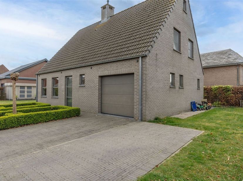 harmante gezinswoning met 4 slaapkamers.<br />
Deze prachtige gezinswoning straalt rust en ruimte uit.<br />
Rustig gelegen en toch kortbij het centru