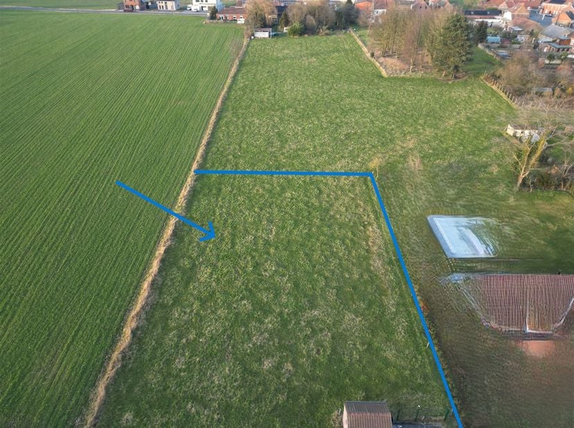 Superbe terrain situé au coeur du village de Sirault, entièrement viabilisé et dans une rue très calme ! <br />
Superficie de 16ares80ca avec 32,7m d